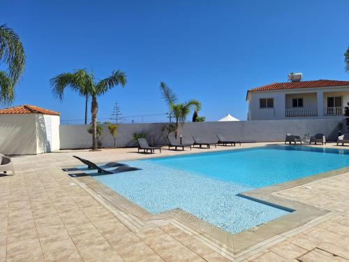 Bazén v ubytování Grand villa Lynn seaview Ayia Napa nebo v jeho okolí