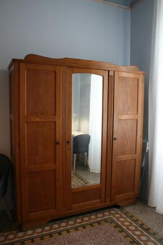 Armario de madera con espejo en una habitación en sauro 56 camera azzurra, en La Spezia