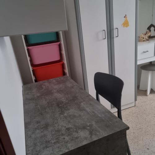 uma mesa e uma cadeira num quarto em A room in Luqa em Luqa