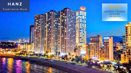 - Vistas al perfil urbano por la noche en HANZ Muong Thanh Vien Trieu Condo Hotel en Nha Trang