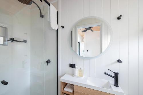 ein Bad mit einem Waschbecken und einem Spiegel in der Unterkunft Reflections North Haven - Holiday Park in North Haven