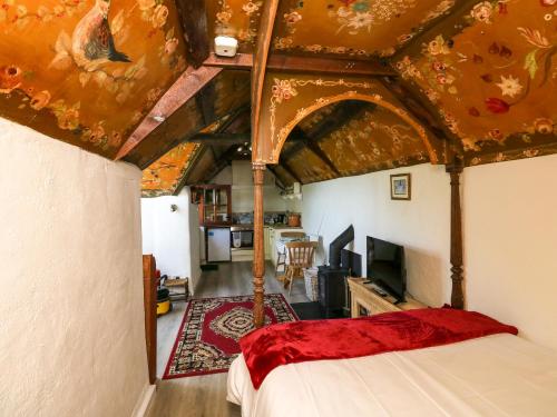 a bedroom with a canopy bed in a room at Toad Hall Cottage in Totnes