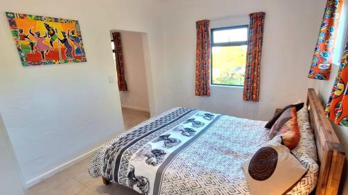 1 dormitorio con cama y ventana en Colourful BnB en The Crags