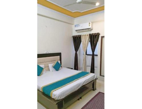 ein Schlafzimmer mit einem Bett in einem Zimmer in der Unterkunft Goroomgo Radhika Kunj Palace Chhatarpur in Chhatarpur