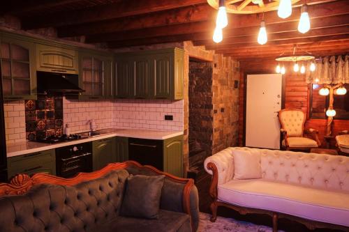 a living room with a couch and a kitchen at KOZLUCA Bungalov in Trabzon