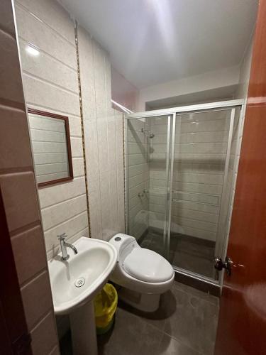 欽博特的住宿－HOSTAL VICTTORIA PRINCESS，浴室配有卫生间、盥洗盆和淋浴。