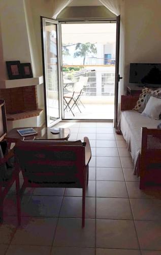 Calm & airy beach house apartment in Nikiti