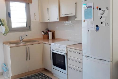 Calm & airy beach house apartment in Nikiti