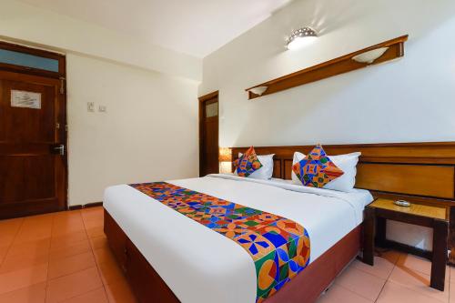 1 dormitorio con 1 cama grande en una habitación en FabHotel Maharaja en Marmagao