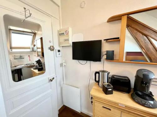 une cuisine dans une petite maison avec une cafetière sur un comptoir dans l'établissement Studette Vesle 3, à Reims