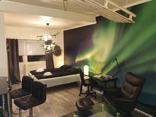 Båtsfjord Smarthotell في بوتسفيورد: غرفة بسرير ومكتب وكراسي