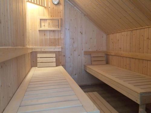 een houten sauna met 2 bedden bij Villa Sunlight Comfortable Vacation Home in Makkum