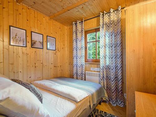 1 dormitorio con 2 camas en una cabaña de madera en Under the birches en Dźwirzyno