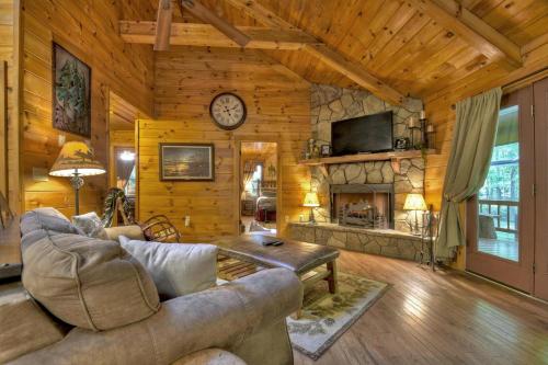 TV a/nebo společenská místnost v ubytování Creekside Hideaway