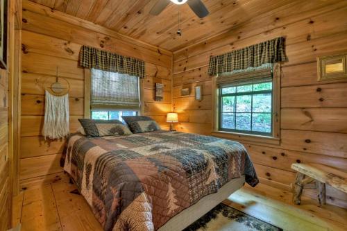 sypialnia z łóżkiem w drewnianym domku w obiekcie Cozy Mountain Cabin w mieście Ellijay