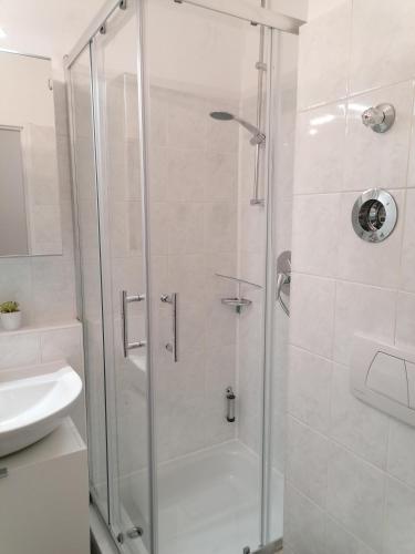 a shower with a glass door in a bathroom at Ferienwohnung in Veitshöchheim in Veitshöchheim