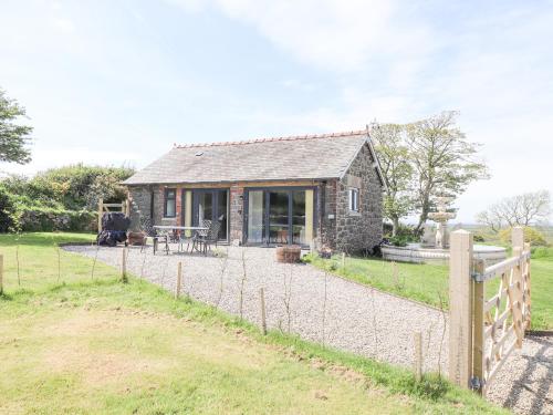 a small cottage with a fence in front of it at Ael-y-bryn in Pwllheli
