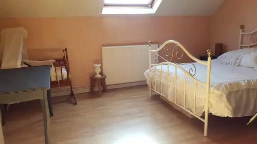 a bedroom with a white bed and a piano at Chambre agréable à proximité de Disneyland Paris JO in Nanteuil-lès-Meaux