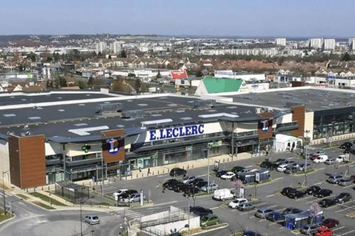 an aerial view of a shopping center with a parking lot at Chambre agréable à proximité de Disneyland Paris JO in Nanteuil-lès-Meaux