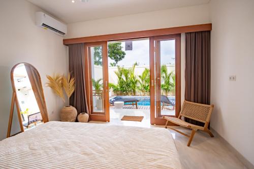 Postel nebo postele na pokoji v ubytování Kubung 1 - PROMO Canggu - Brand NEW Villa - HUGE Pool - PS5