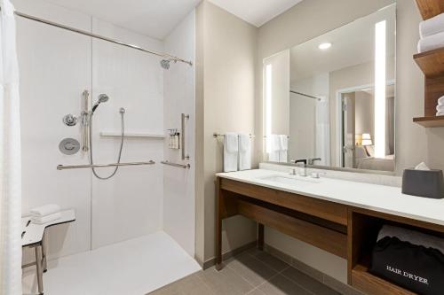 uma casa de banho com um lavatório e um chuveiro em Staybridge Suites Miamisburg, an IHG Hotel em Miamisburg