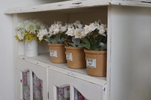 cuatro cestas de flores sentadas en la parte superior de un estante en L'ocell del Pla, en Ivars d'Urgell