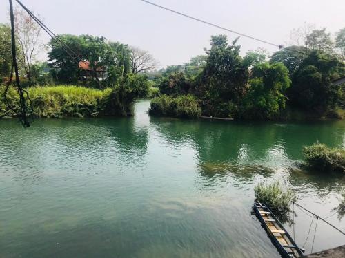 Un río con un barco en el agua en The Smiling Lao, en Muang Không