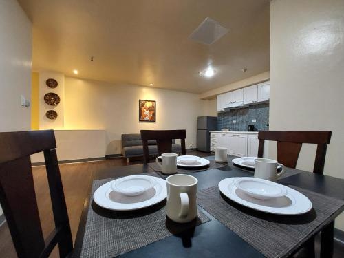 加拉班的住宿－Sensi Stay，餐桌,餐盘和椅子