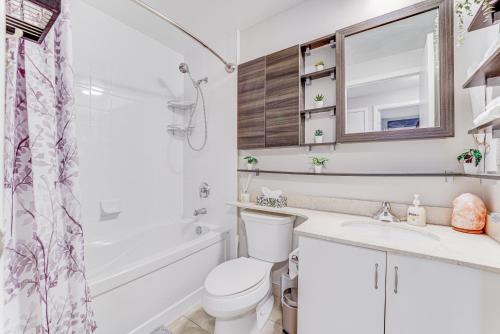 uma casa de banho com um WC, um lavatório e um chuveiro em Prime City Pad 2 Bedroom with CN Tower View em Toronto