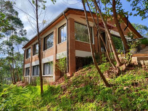 une maison au sommet d'une colline avec des arbres dans l'établissement Relais De Mantadia, à Andasibe