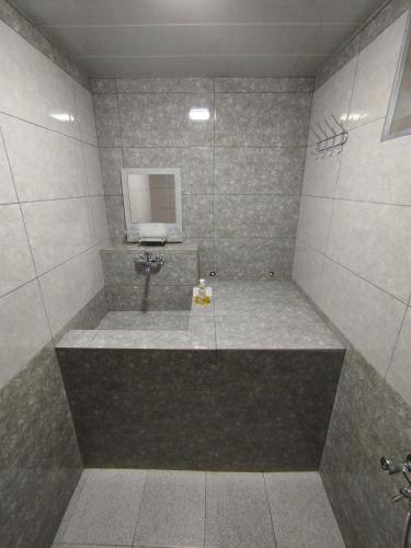Hostel ucuz tesisinde bir banyo