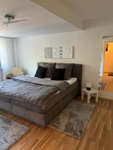 1 dormitorio con 1 cama grande en una habitación en Appartement Waldblick, en Völklingen