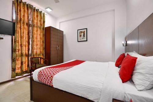 Posteľ alebo postele v izbe v ubytovaní Super OYO Jaipur Casa Near Sawai Man Singh Stadium