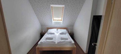 Postel nebo postele na pokoji v ubytování Jókai Apartmanház-Hajdúszoboszló