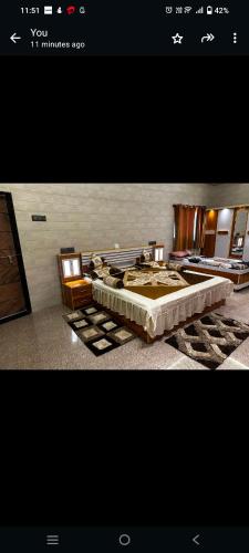een foto van een slaapkamer met een groot bed bij Sai Shlok Bhavan in Dwarka