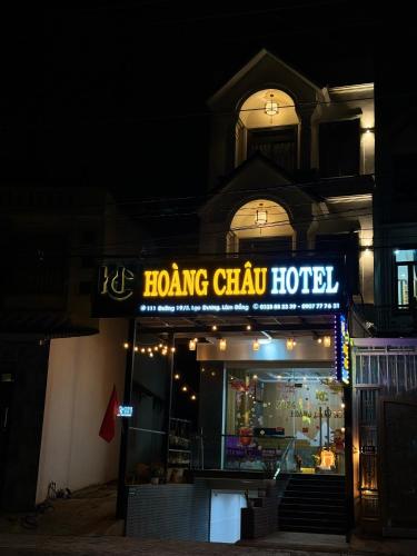 una señal para un hotel de larga cadena por la noche en Hoàng Châu Hotel Đà Lạt en Lạc Dương