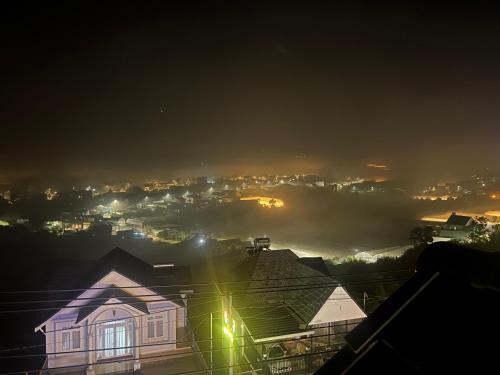 - Vistas a la ciudad por la noche con luces en Hoàng Châu Hotel Đà Lạt en Lạc Dương