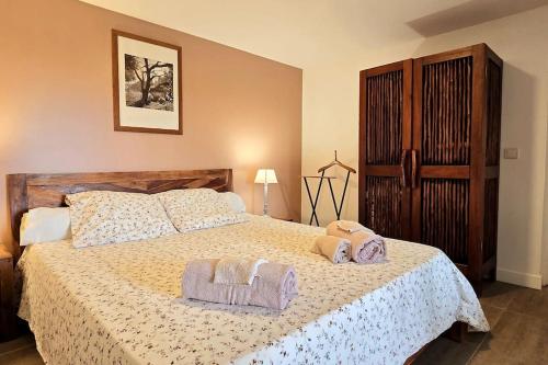 a bedroom with a bed with two towels on it at La Baie des Mangues 1 - Baba Figue - Nibou in Saint-Paul