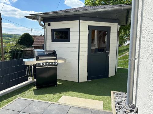 a backyard barbecue with a stove in the yard at Ferienwohnung im Usseltal - Monheimer Alb - Altmühltal - Familie Geyer - Daiting in Monheim