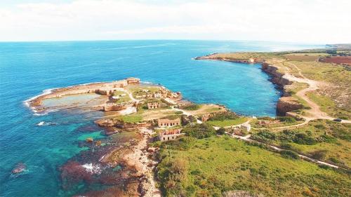 an aerial view of an island in the ocean at Casita Lopez Holiday House in Carrozziere – Fonte Ciane