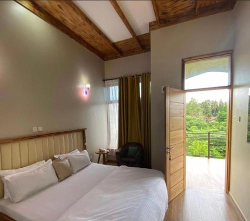 達累斯薩拉姆的住宿－Lavida Inn，卧室设有一张白色大床和一扇窗户。
