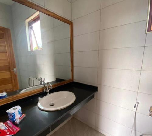 een badkamer met een wastafel en een spiegel bij Lavida Inn in Dar es Salaam