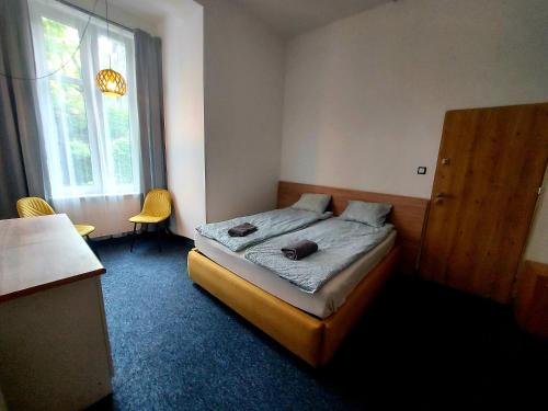 un dormitorio con una cama y una ventana en Panama - Sopot Centrum, en Sopot