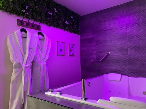 Ένα μπάνιο στο Gîte Romantique La Parenthèse Angevine Love&spa