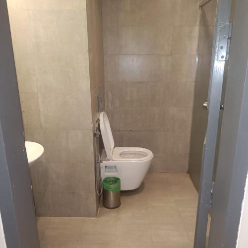 ein kleines Bad mit WC und Waschbecken in der Unterkunft Hotel Somani Wakad in Méribel Village