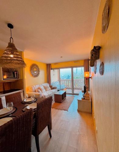 un salon avec une table et un canapé dans l'établissement Bali Chic : Vue mer à Cannes, à Cannes