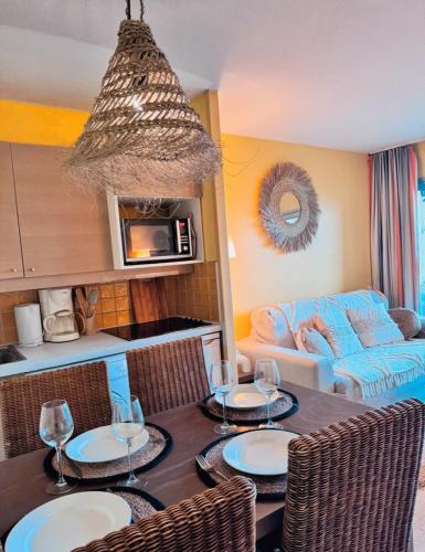 un salon avec une table avec des chaises et un canapé dans l'établissement Bali Chic : Vue mer à Cannes, à Cannes