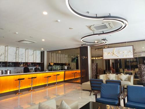 un hall avec un restaurant doté de chaises bleues dans l'établissement Horison abepura, à Tobadi