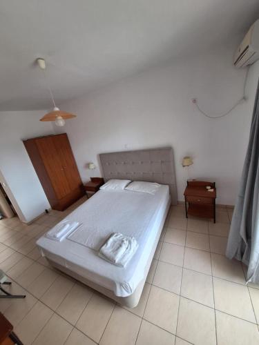 1 dormitorio con 1 cama blanca grande en una habitación en Aggeliko, en Gythio