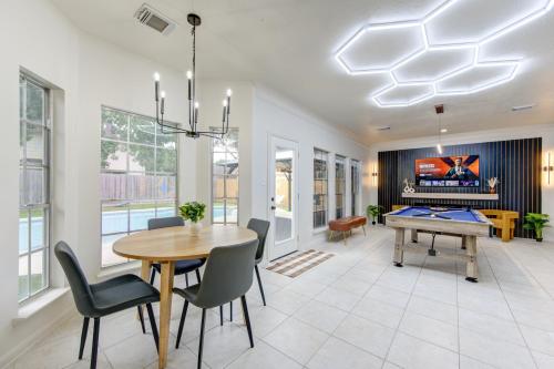 a dining room with a table and chairs at Amazing Getaway Home - 4 Bedrooms 2,5 Baths - West Houston, Katy, Richmond - Huge Pool, Mini-Golf, PingPong, Billards, BBQ, Katy Asian Town, Typhoon Waterpark, King Bed in Katy